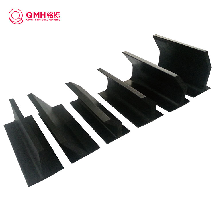 Làm thế nào một thanh chắn băng tải có vách ngăn cải thiện khả năng truyền tải ở góc dốc?