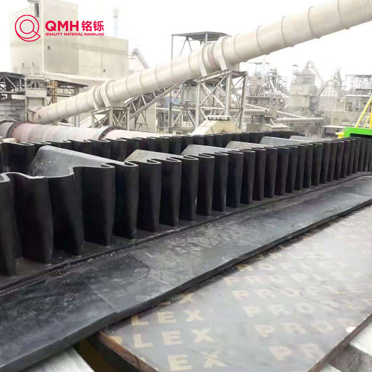 Băng chuyền bên cạnh sóng