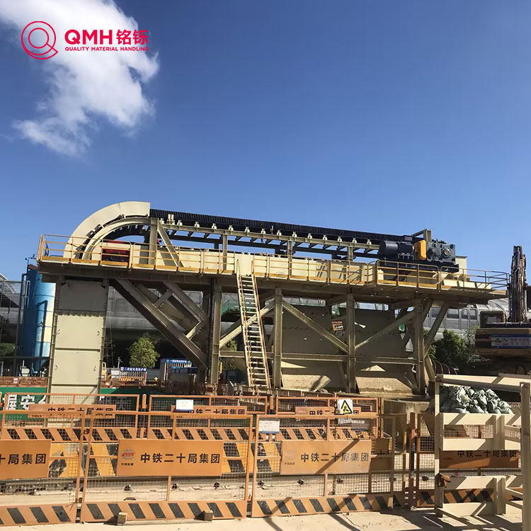 Băng chuyền bên cạnh sóng